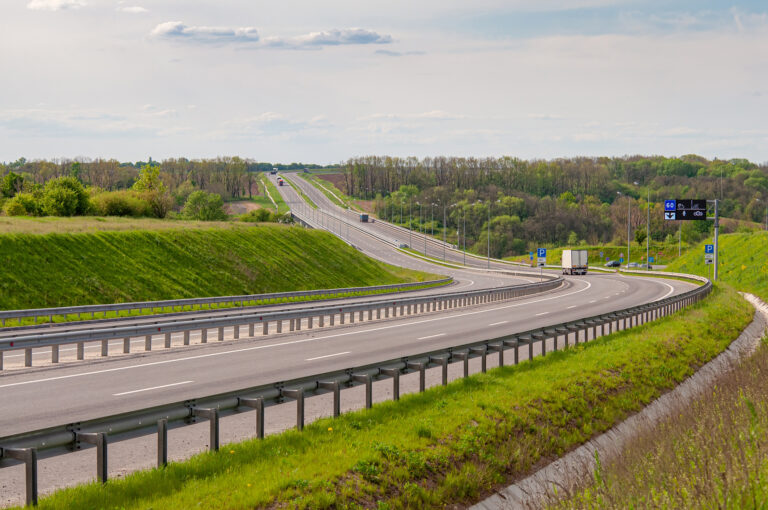 Retarder – co to jest i jak działa? Gdzie ma zastosowanie?