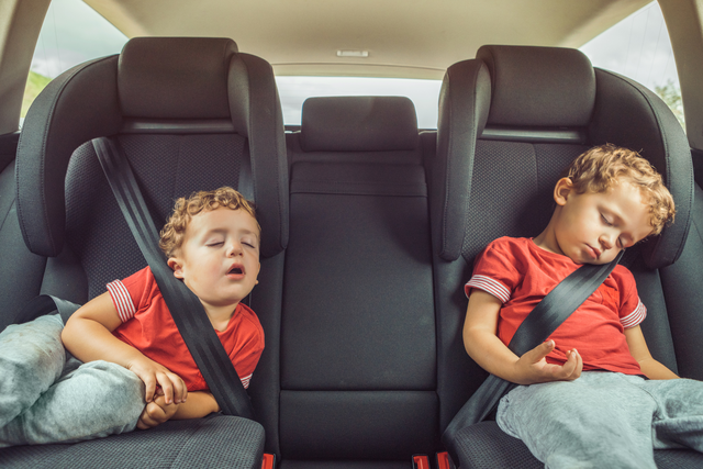 Dzieci w samochodzie - źle dobry fotelik samochodowy