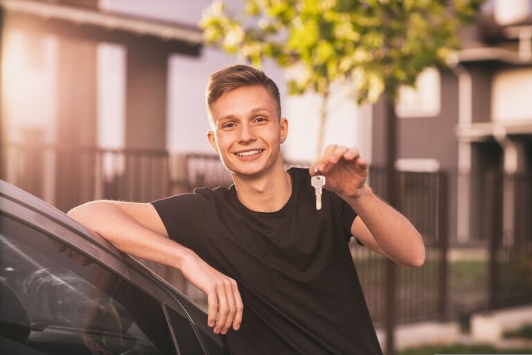 Pierwszy samochód dla młodego kierowcy – na co zwrócić uwagę?