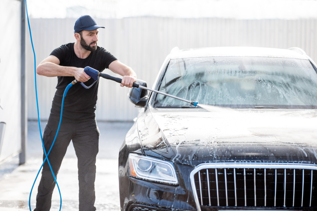 Jak myć samochód na myjni? Myjnia bezdotykowa