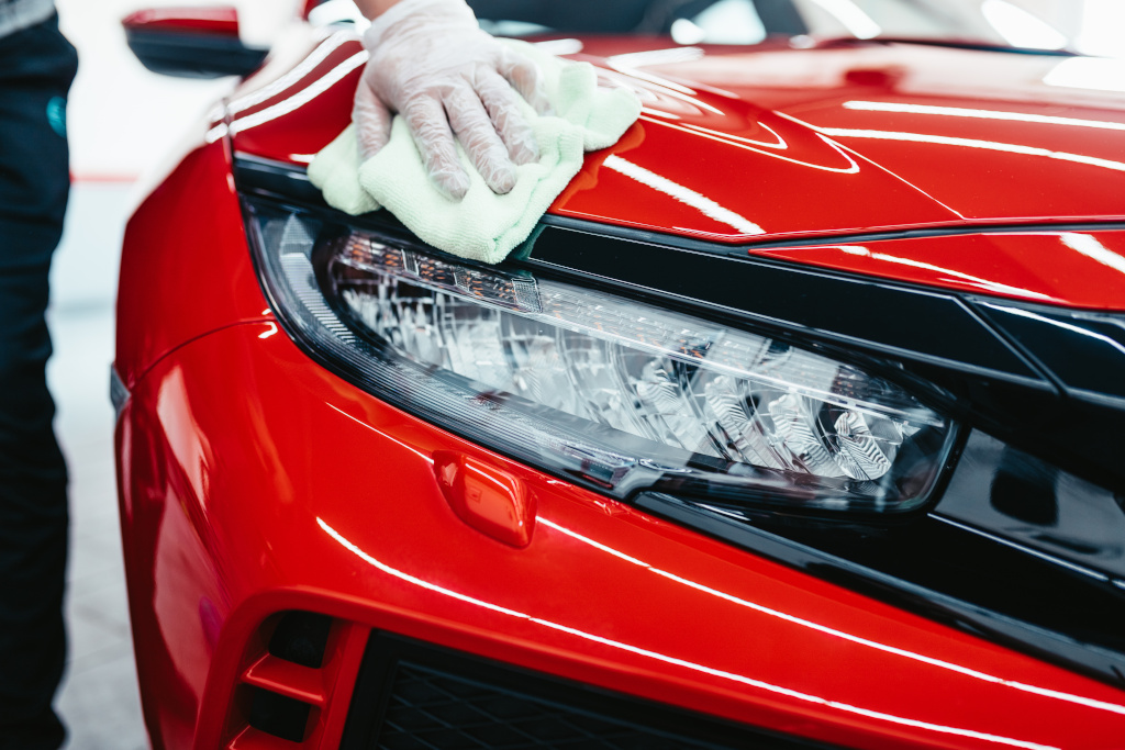 Jak umyć samochód na myjni? Mycie ręczne