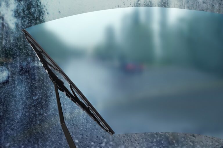 Wycieraczki do samochodu – jak o nie dbać i na co zwrócić uwagę przy montażu?