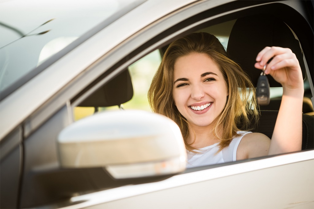 nastolatka w aucie bez stresu przed egzaminem na prawo jazdy