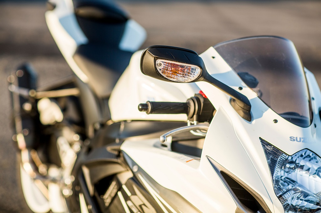 biały motocykl suzuki gsx r 600