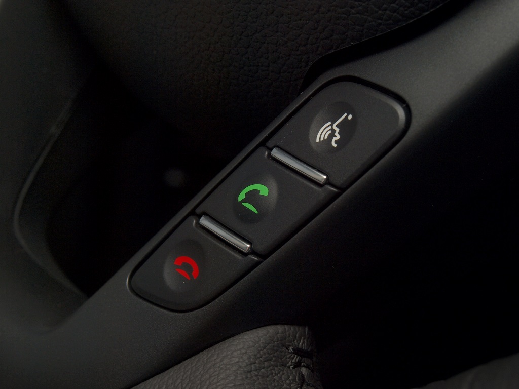 Zestaw głośnomówiący do samochodu – jak wybrać sprzęt do rozmów za kółkiem?