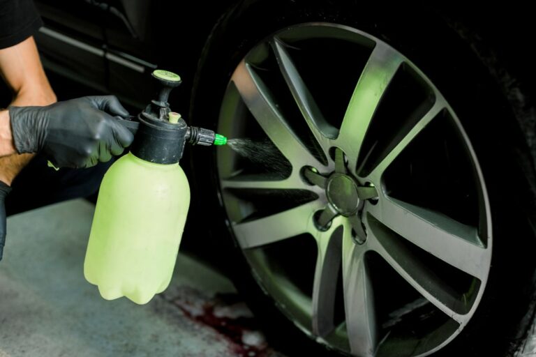Guma w sprayu do felg – jak jej używać? Poradnik - Inter Cars Blog