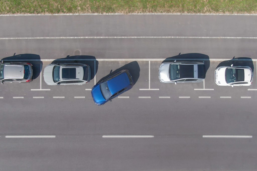 Parkowanie równoległe tyłem – jak je wykonać?