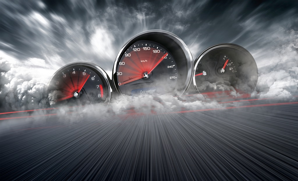 Wyświetlacz prędkości na szybę — Przydatne narzędzie, czy gadżet?