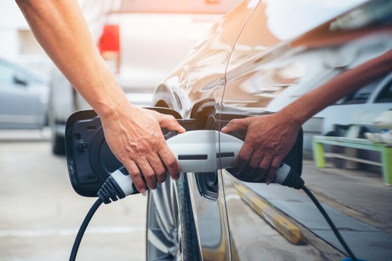 Ładowanie samochodu elektrycznego – odpowiadamy na wszystkie pytania!