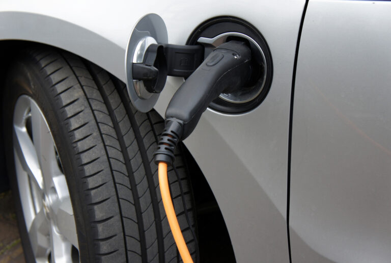 Opony do samochodów elektrycznych i hybrydowych – zobacz porównanie!