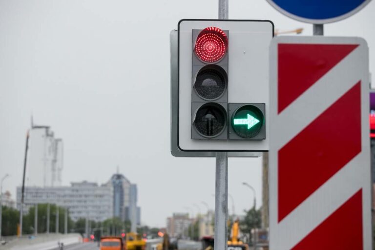 Zielona strzałka na sygnalizatorze – jak się zachować?