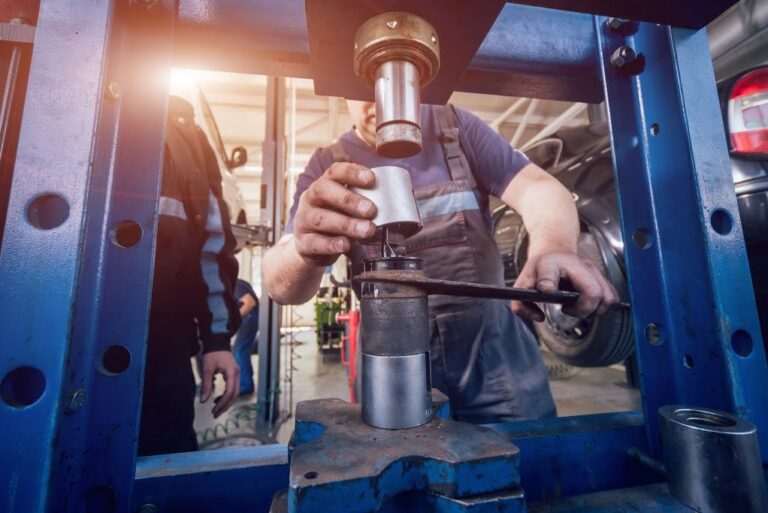 Jak wybrać prasę hydrauliczną do warsztatu?