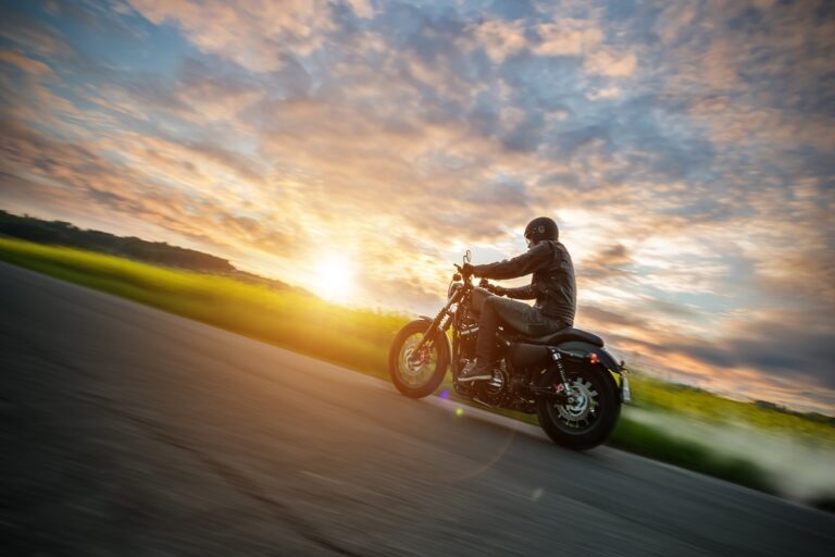 Ochronniki słuchu i słuchawki na motor – podpowiadamy, jakie wybrać