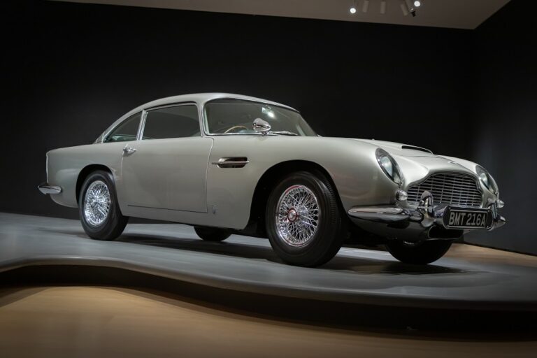 Samochody Jamesa Bonda, czyli jaki Aston Martin stoi w garażu agenta 007
