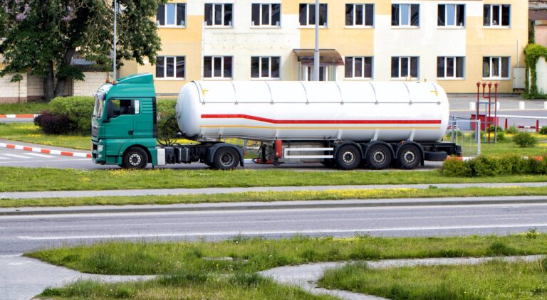Kurs ADR – czym jest i jakiego kierowcę dotyczy?