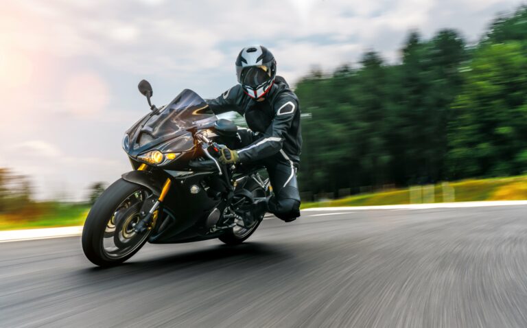 Quickshifter w motocyklu – co to jest i jak działa?