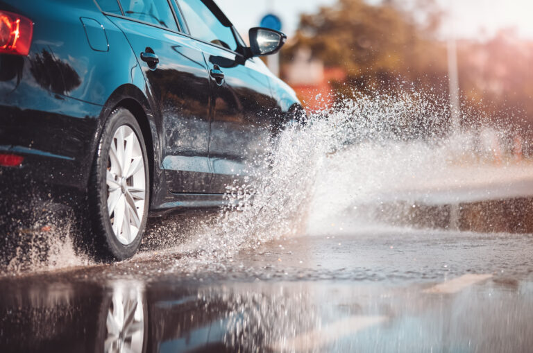 Aquaplaning – jak się przed nim chronić?