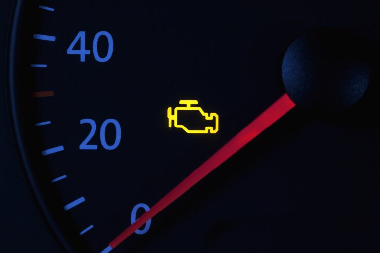 Jak skasować błąd check engine bez komputera?