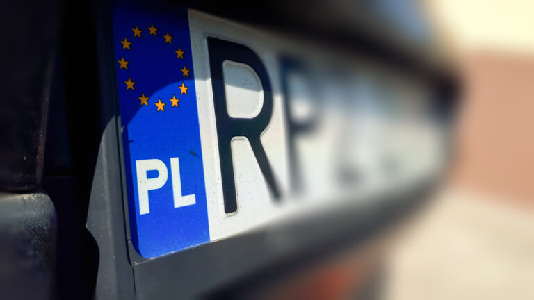 Praktyczny przewodnik – jak prawidłowo wyjąć tablice rejestracyjne z samochodu?