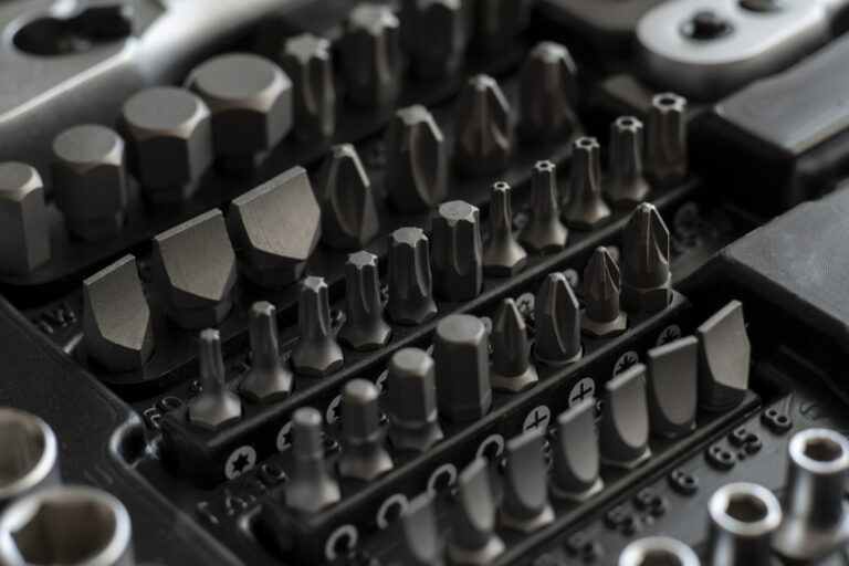 Klucz do sukcesu w domowym warsztacie, czyli poznaj różne rodzaje śrubokrętów i wkrętaków