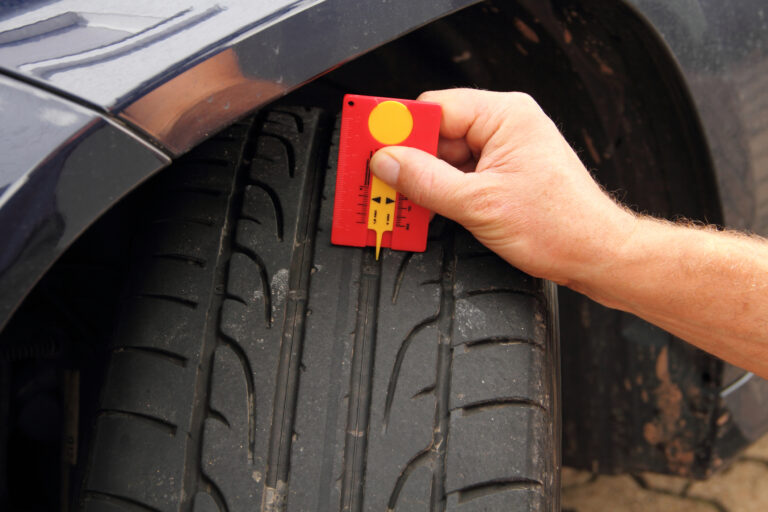 Miernik głębokości bieżnika opon – jak wybrać najlepszy?