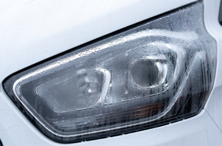 Dlaczego parują reflektory LED w nowym aucie i jak temu zapobiec?