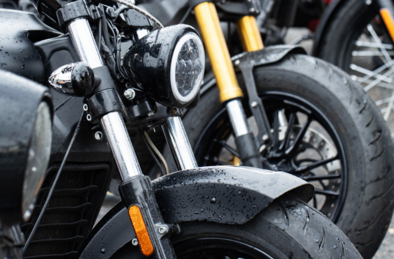 Jak działają i jakie są wymagania do świateł w motocyklu?